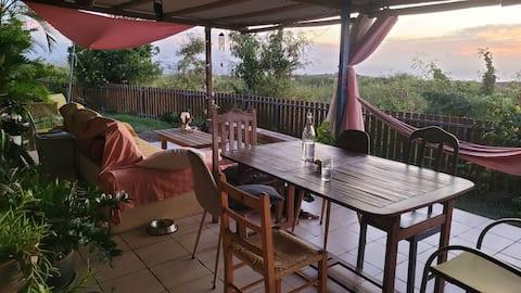 Terrasse, espace repas et ateliers