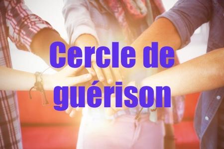 75826091 e tudiants de mode mettant les mains ensemble au colle ge