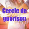 75826091 e tudiants de mode mettant les mains ensemble au colle ge